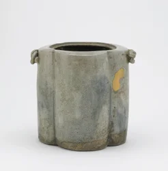 Jarro de água de cerimônia de chá de quatro lóbulos com duas alças, prefeitura de Gifu, período Edo, meados do século XVII (cerâmica)