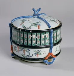 Queimador de incenso, final do século XVII (porcelana kakiemon com esmaltes de glaze)