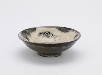 Tigela individual, Kyushu ou Kyoto, período Edo, século XVIII-XIX (grés com esmalte branco e pigmento de cobalto sob esmalte claro)