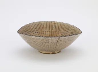 Tigela individual em forma de chapéu de tartaruga, período Edo (grés com cobalto e pigmentos de ferro sob esmalte claro)