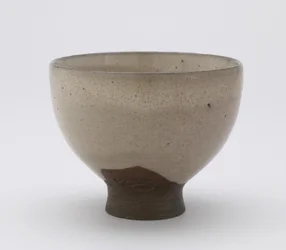 Tigela de chá Inkyuzan em forma de Goki, com cifra impressa, tigela de chá (gokijawan), c.1804-25 (grés com esmalte de casca de arroz)