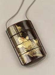 Inro decorado com uma carpa em uma cachoeira, japonês (laca)