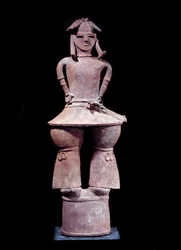 Arte japonesa: haniwa (estatueta funerária) de terracota representando um guerreiro de pé com capacete. Altura: 1,12 m. Período Kofun (350-550 d.C.). Paris, Musée Guimet, Museu Nacional das Artes Asiáticas
