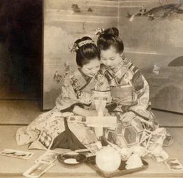 Meninas japonesas usando um visualizador de estereoscópio com cartões estereográficos, 1899