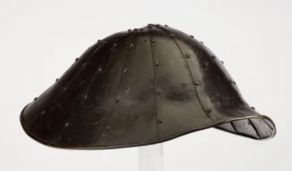 Jingasa, ou &39;chapéu de guerra&39; (ferro, aro de liga de cobre, laca e fragmentos têxteis)