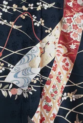 Kimono Furisode (mangas de bico) usado por jovens solteiras em ocasiões elegantes e Maiko (estudante de Geisha), seda com motivos florais e vegetais, painéis flutuantes, detalhe, tingimento Kaga-Yuzen, moinhos de tecelagem Tokamachi, civilização japonesa, 
