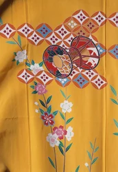 Kimono (7 anos) semelhante à das mulheres adultas para a festa de Shichi-Go-San quando vão ao santuário xintoísta com a sua família, seda, motivos florais, flores de cerejeira, tambor Taiko, detalhe, têxteis de Tokamachi, civilização japonesa, século XX