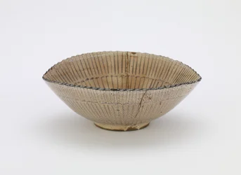 Louça de Kyoto individual Taça de servir em forma de chapéu de junco, com a marca "Kiyomizu", Taça de servir individual (mukozuke), final do século XVII (faiança com pigmento de ferro sob esmalte branco translúcido, reparos de laca dourada)