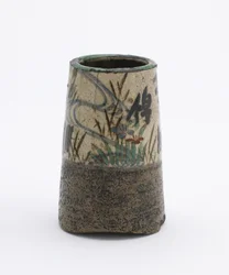 Suporte de concha, afilado cilíndrico com pé em trevo ondulado, Kyoto, Kyoto-fu, período Edo (cerâmica)