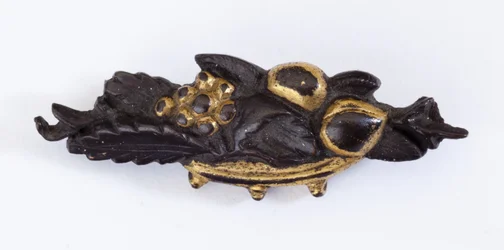 Menuki, ou enfeite de punho (liga cobre-ouro com dourado)