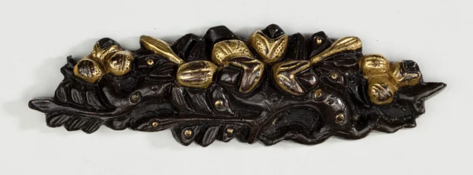 Menuki, ou adorno de aderência, em forma de arranjo floral (liga de cobre e dourado com douradura)