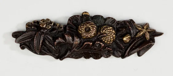 Menuki, ou adorno de aderência, em forma de arranjo floral (liga de cobre e dourado com douradura)