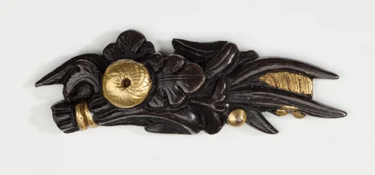 Menuki, ou adorno de aderência, em forma de arranjo floral (liga de cobre e dourado com douradura)