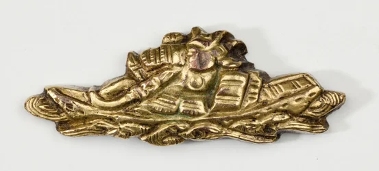 Menuki, ou adorno de aderência, em forma de samurai (liga de cobre e ouro com douradura)