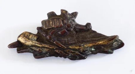 Menuki, ou enfeite de punho, na forma de um samurai (liga cobre-ouro com dourado)