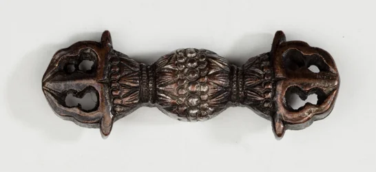 Menuki, ou ornamento de aderência, em forma de vajra, um símbolo budista de relâmpago (liga de cobre e ouro com douradura)