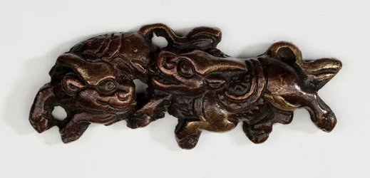 Menuki, ou adorno de aderência, na forma de dois Kirin, bestas míticas (liga de cobre e ouro com douradura)