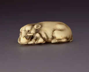 Netsuke representando um javali reclinado, c. 1750-80 (chifre narwahl) (ver também 210190)
