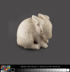 Netsuke modelado como uma lebre com olhos âmbar, final do século 19 (marfim, âmbar)