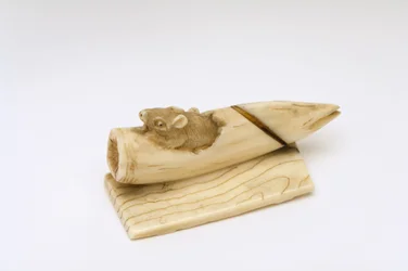 Netsuke de um rato emergindo de um broto de bambu