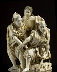 Okimono representando os Irmãos Soga prestes a matar Suketsune guiado para sua tenda por Tora (marfim esculpido)