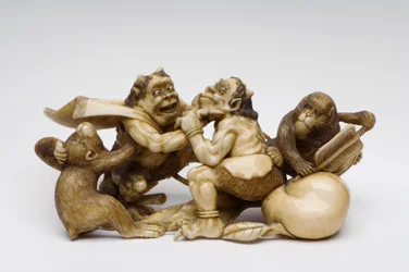 Okimono de dois demônios lutando, assistido por dois macacos