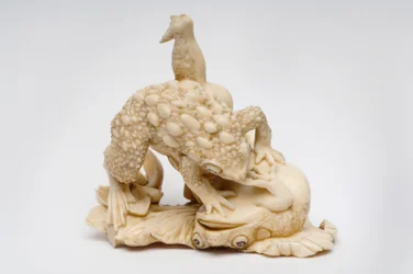 Okimono de dois sapos em uma folha de loto, c.1550-1600