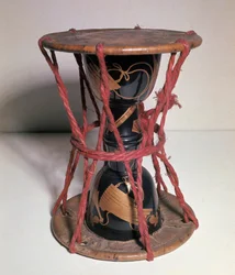 Otsuzumi: tambor japonês em forma de ampulheta