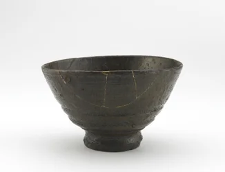 Tigela de chá de louça Rakuzan no estilo Kugibori Irabo, início do século 18 (faiança com esmalte de cinza, reparos de laca dourada)