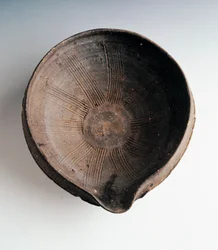 Taça de cozinha em grés para moer e misturar alimentos (Suribachi), produzida em Bizen, altura 11,5 cm e diâmetro 33,5 cm, civilização japonesa, período Momoyama