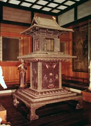 Santuário Tamamushi do templo Horyu-ji, representando a história de Buda numa encarnação anterior, c. 650