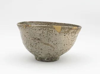 Taça de chá, período Edo, do século XVIII a meados do século XIX (faiança com escorrega branco escovado sob esmalte de madeira de freixo)