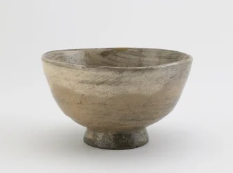 Bacia de chá, prefeitura de Fukuoka, período de Edo (grés com escorregar escovado debaixo de esmalte de madeira-cinza)