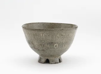Bacia de chá em estilo mishima, prefeitura de Saga, período Edo, início do século XVII (faiança com desenhos impressos e incisos incrustados com deslizamento branco)