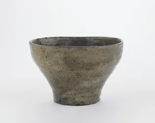 Tigela de chá em forma de flauta chinesa, Hagi, prefeitura de Yamaguchi, período Edo (faiança com deslizamento branco sob esmalte de madeira de freixo)