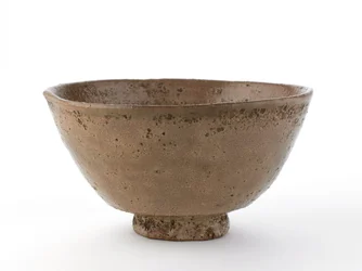 Tigela de chá em forma de taça de chá Ido, prefeitura de Yamaguchi, período Edo, meados do século XVIII a meados do século XIX (grés com esmalte cinza)