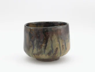 Taça de chá chamada Ochiba (Folhas Caídas) Fukuoka ou prefeitura de Kumamoto, período Edo, início do século XVII (faiança com ferro, palha de arroz e cinzas de madeira)