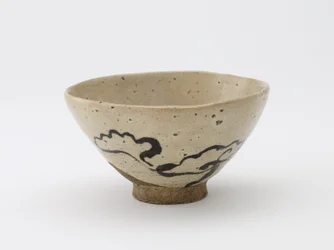 Bacia de chá com desígnio de fungo de imortalidade, período de Edo, 18º-19º século (stoneware com o pigmento de ferro debaixo de um esmalte claro)