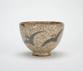Tigela de chá com desenho de tarambolas, utensílios relacionados a Kyoto, meados do século 19 (grés com decoração de cobalto sob esmalte craquelado)