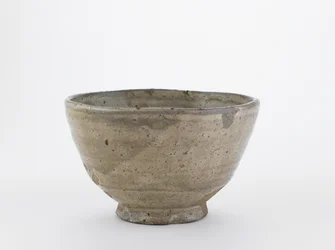 Bacia de chá com borda intencional, Hagi, prefeitura de Yamaguchi, período de Edo (faiança com deslizamento branco debaixo de esmalte de madeira-cinza)