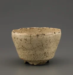 Bacia de chá com pé entalhado, prefeitura de Yamaguchi, período de Edo (faiança com deslizamento branco debaixo de vidrado de madeira-cinza)