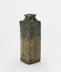 Vaso de porcelana Yatsushiro ou Shodai na forma de um cong chinês arcaico, Vaso