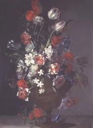 Túlipas, rosas e outras flores num vaso sobre um parapeito