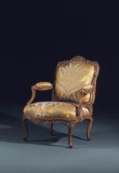 Um de um par de fauteuils a la Reine Luís XV (madeira e tecido)