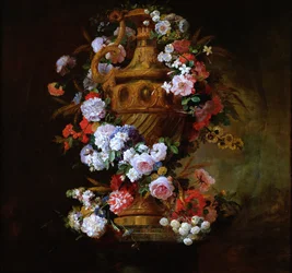 Vaso cercado por uma guirlanda de flores
