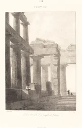 Galeria lateral de um templo em Paestum