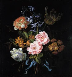 Buquê de anêmonas de papoula, rosas, campernelle duplo, um jacinto, uma tulipa e aurícula amarrada com ab