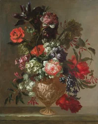Ainda vida de flores em um vaso esculpido