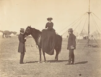 [Lady Canning no seu árabe preto e Lord Clyde, comandante-em-chefe], 1858-61.