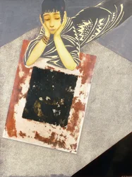 Uma garota de pele dourada, esticada ao longo do chão e apoiada nos cotovelos